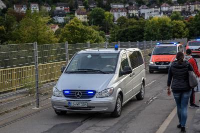 Esslingen: Rollstuhlfahrer im Neckar loest Einsatz aus - Passanten retten ihn